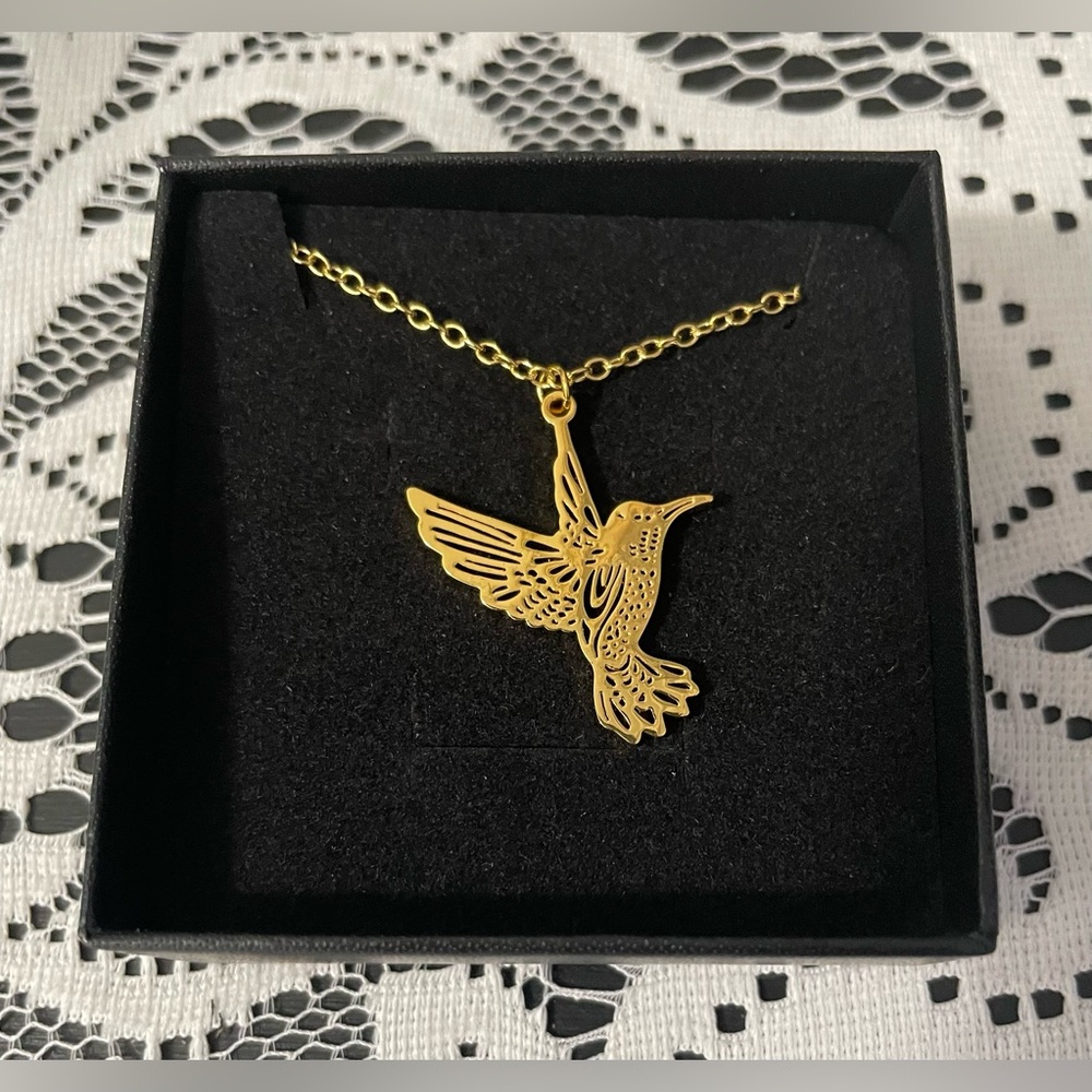 🌸 NEW Gold Tone Hummingbird Pendant Necklace